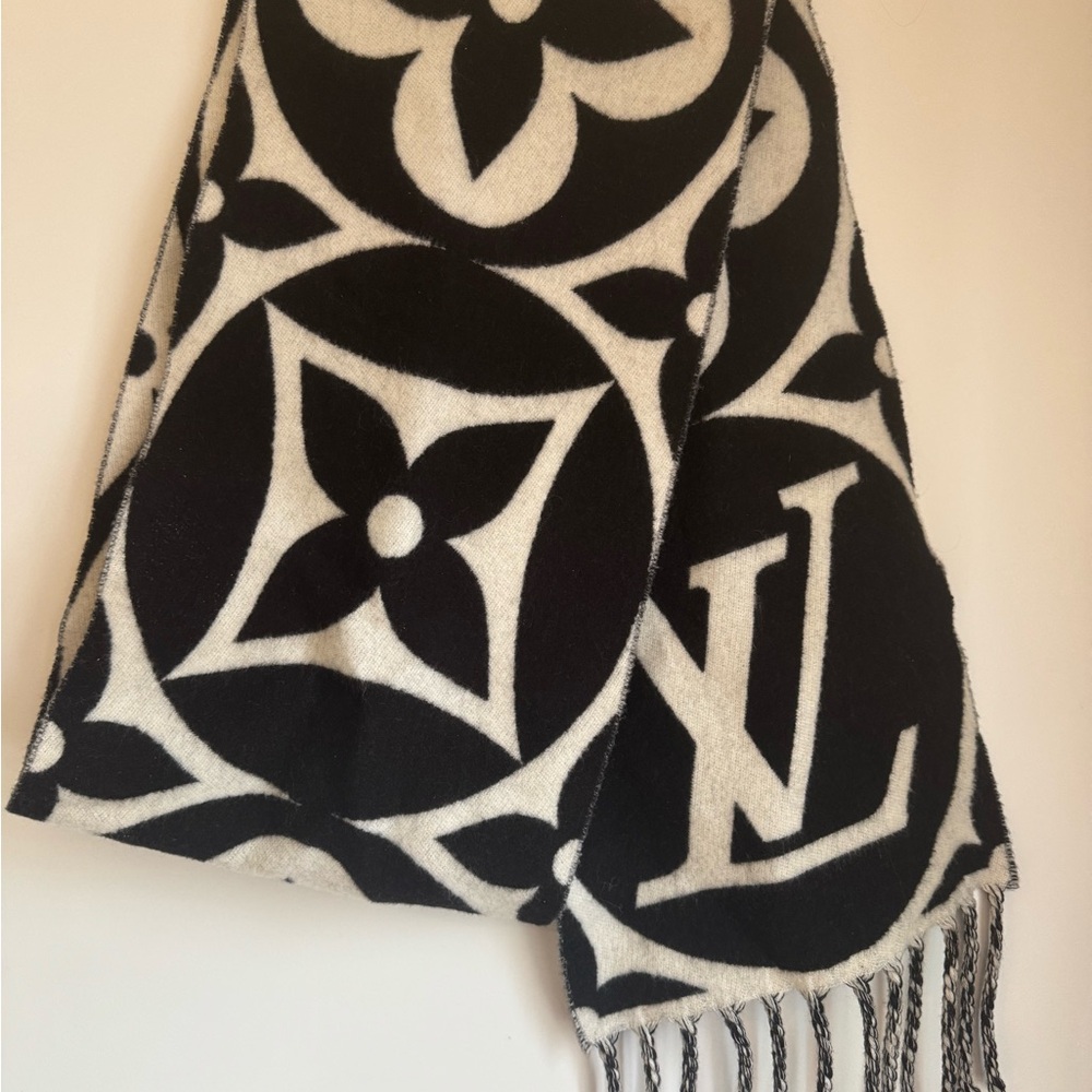 LV Medallion Scarf - Picture 5 of 8